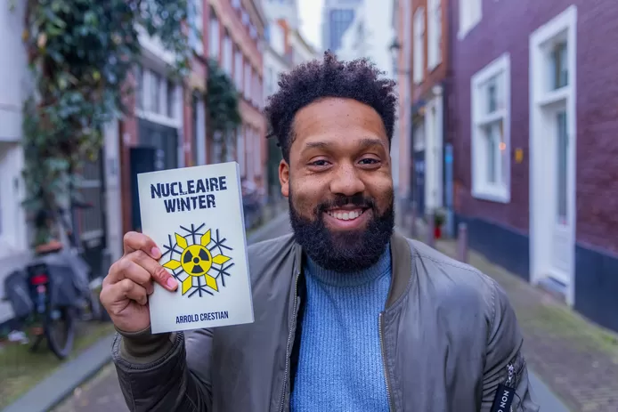 Arrold houdt boek Nucleaire Winter vast
